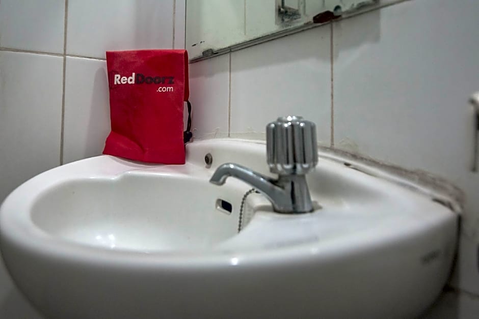 RedDoorz near RS Husada