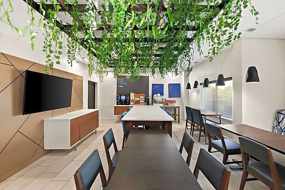 Holiday Inn Express & Suites Raleigh NE - Medical Ctr Area By IHG