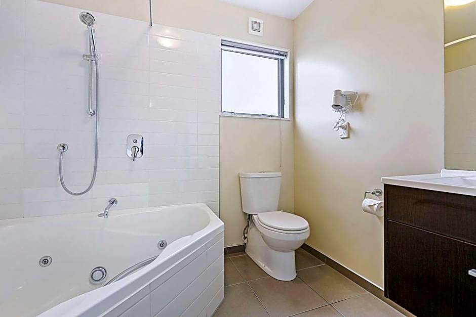 Quality Suites Amore