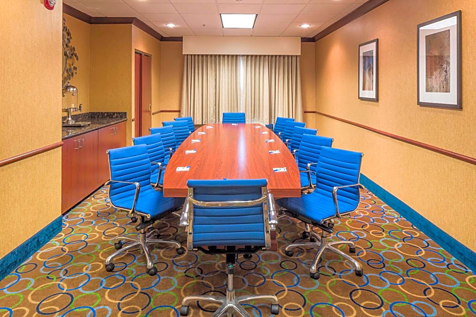 Holiday Inn Express Hotel & Suites Manchester - Airport By IHG