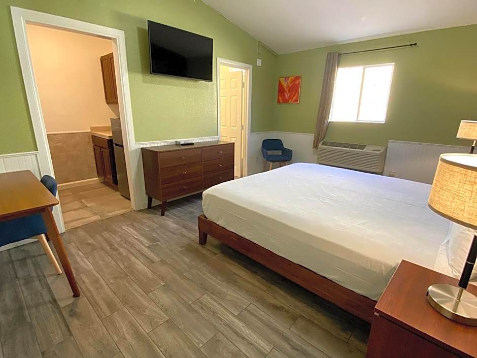Photo 1 of 5 of 1 Queen Bed