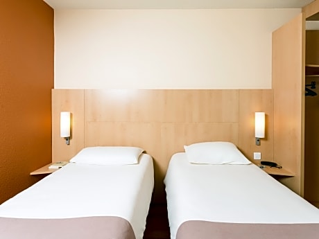 Standard 2 Twin Beds