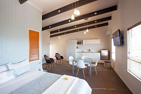 Deluxe One-Bedroom Apartment