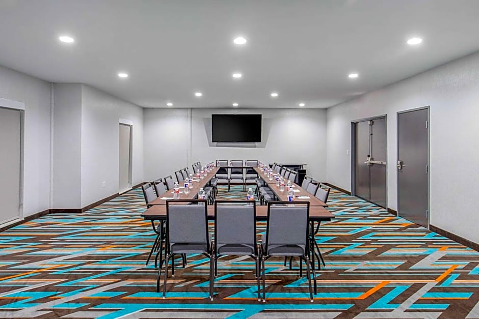 Clarion Inn & Suites DFW North