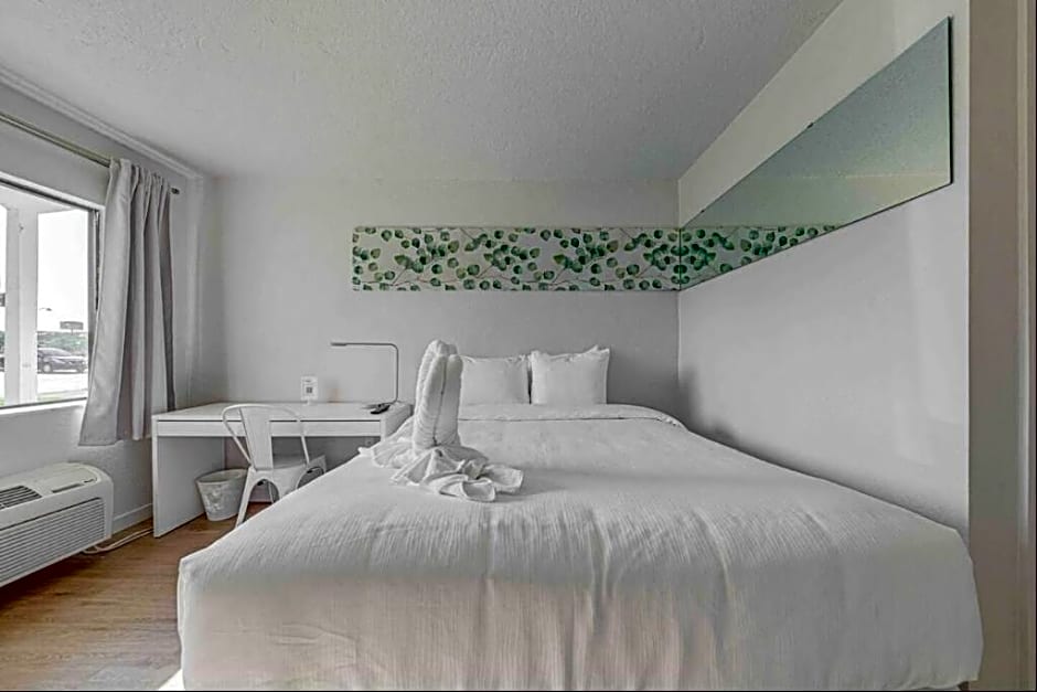 Travel Lodge by Wyndham 10 min from Disney