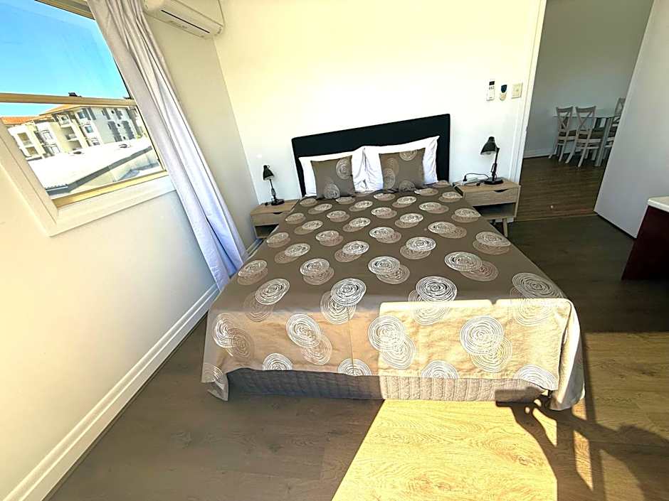 Hampton Court Apartments