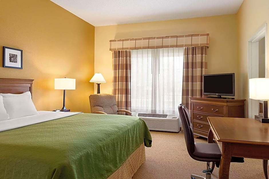 Country Inn & Suites by Radisson, Salina, KS