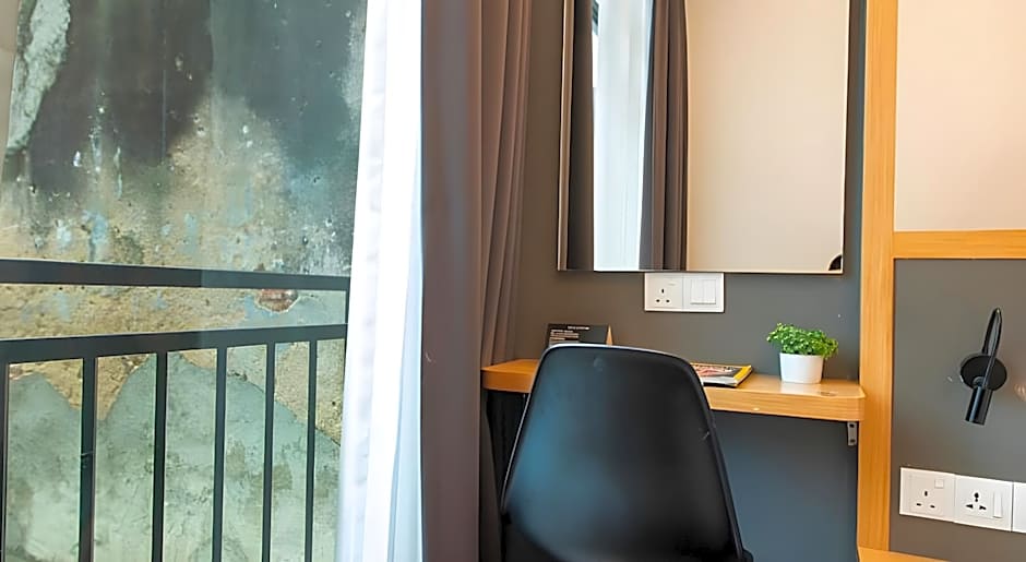B Street Hotel