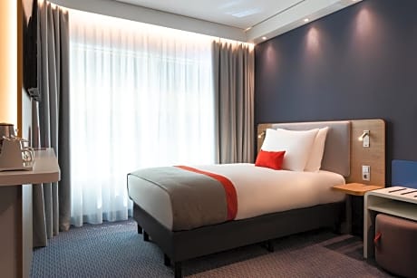 Queen Room - Hearing Accessible - Roll-in Shower