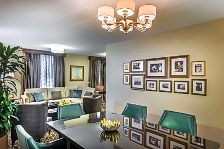 1 King Riverview Suite