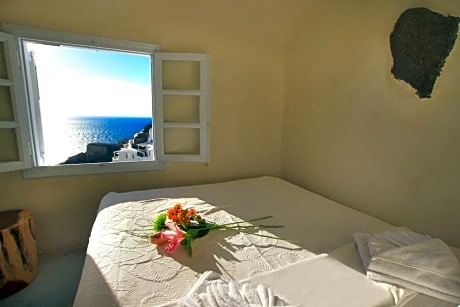 Honeymoon Cave Suite with Private Hot Tub and Caldera View