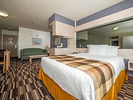 Queen Studio Suite - Non-Smoking