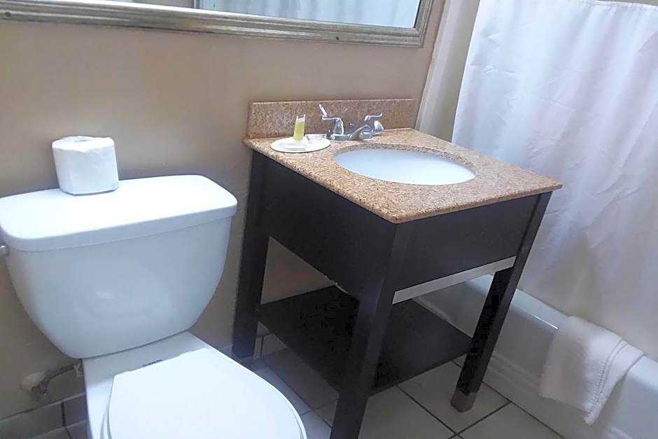 Howard Johnson by Wyndham Historic Lake Charles