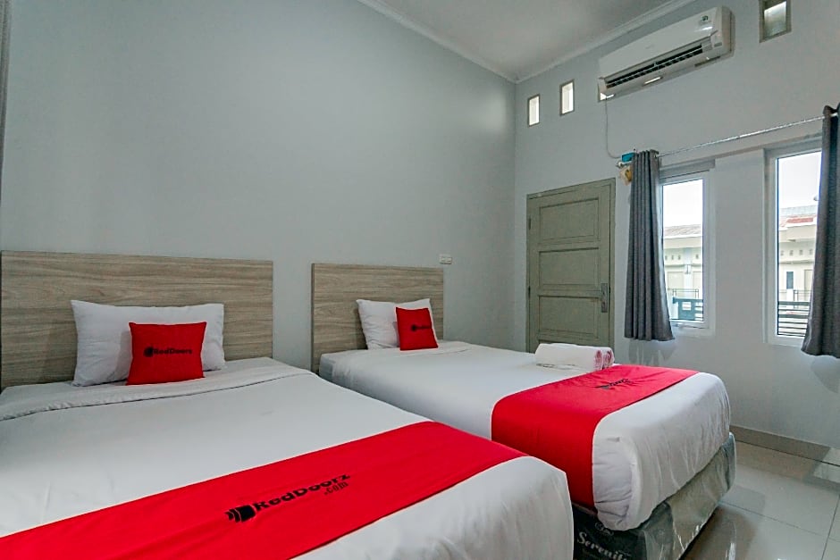 RedDoorz Syariah Plus @ Tuparev Cirebon 3