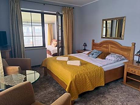 Deluxe Double room with one bedroom and living room