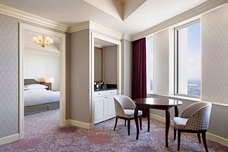 One-Bedroom Cozy King Suite - Concierge Lounge Access
