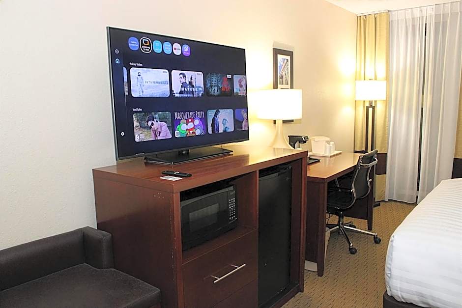 Best Western Rochelle Inn & Suites near DeKalb