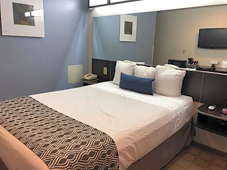 Queen Room - Non-Smoking