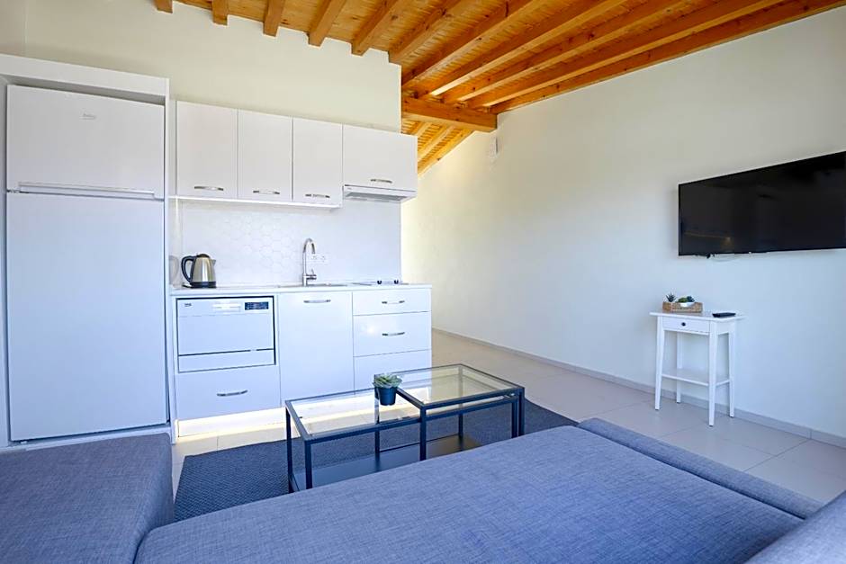 Aegean Apartments - Marina & Chios Island View
