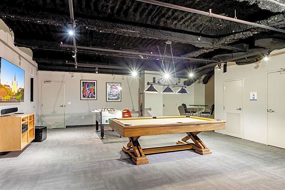 Spacious 4BR Luxury Condo Steps to French Quarter