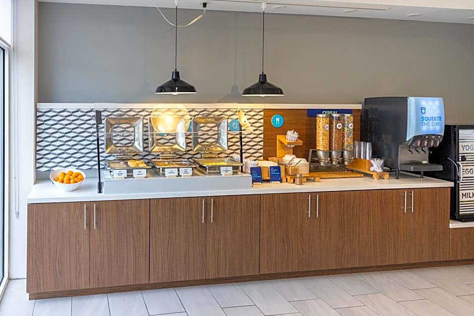 Holiday Inn Express and Suites Wichita Airport By IHG