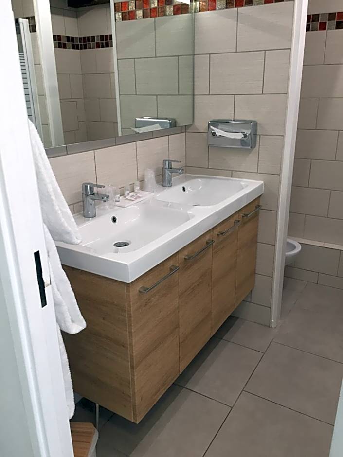 Hotel Le Cardinal Rueil Centre