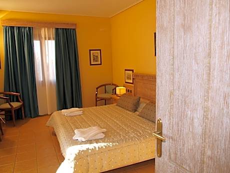 Deluxe One-Bedroom Apartment