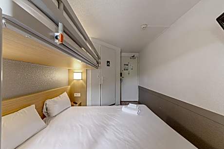 Triple Room (1 Double Bed + 1 Single Bed)