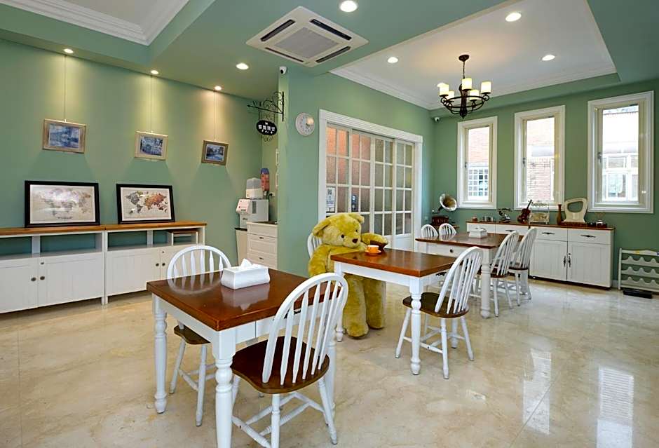 Dancing Butterfly Inn Family sliding BnB