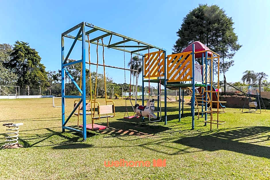 Casa em Cotia com piscina e área de lazer infantil