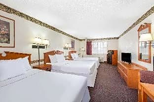 Suite with Three Queen Beds - Non-Smoking