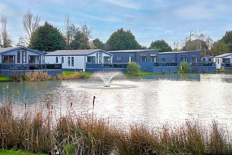 Lakeside Gem with Hot Tub