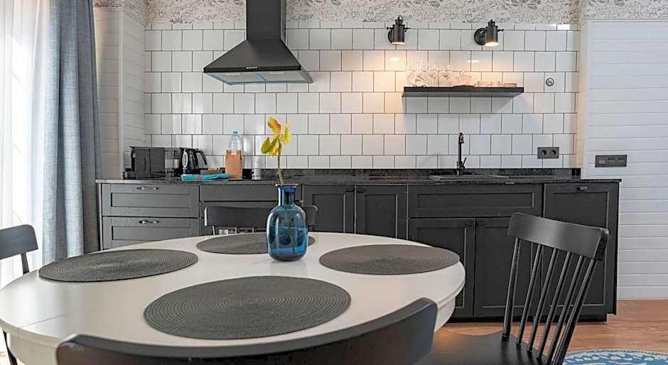 "Breeze" Aparthotel by Parrot`s House