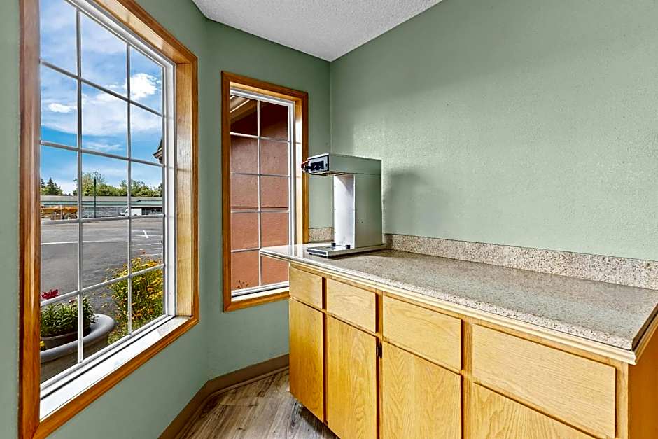 Rodeway Inn & Suites Portland West - Beaverton