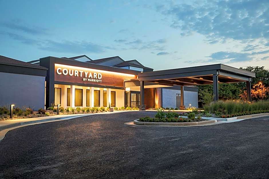 Courtyard by Marriott St. Louis Westport Plaza