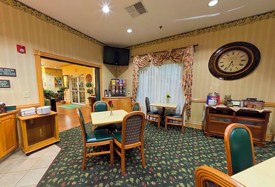 Country Inn & Suites by Radisson, Salina, KS