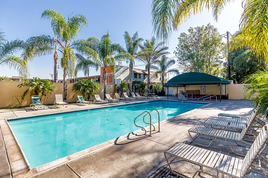 Colonial Pool & Spa Motel