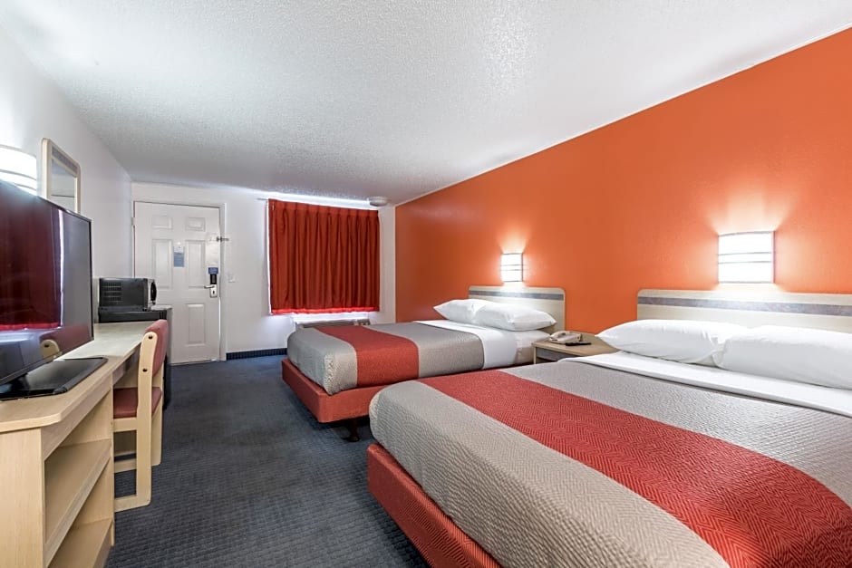 Travelodge by Wyndham Lansing