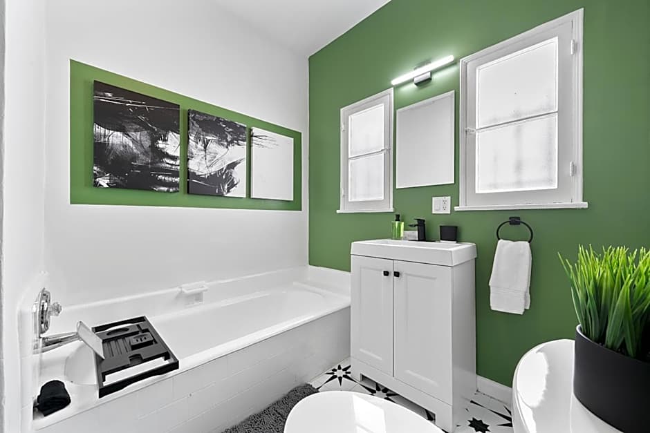 Cozy Retreat near Beverly Hills Parking, Laundry, Parking