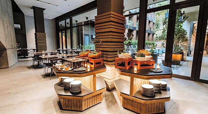 The Funny Lion - El Nido