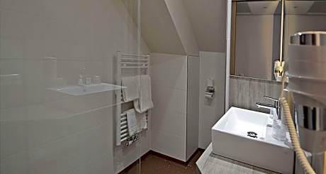 2 Single Beds Non-Smoking Sofabed Shower Only