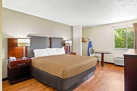 1 King Bed, Nonsmoking, Accessible