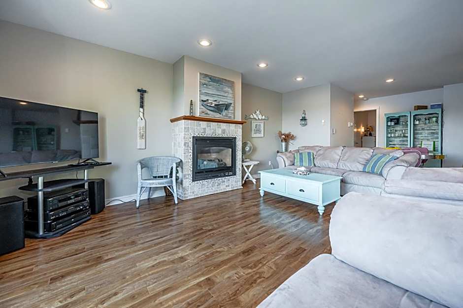 Serene Lakefront Retreat Explore & Unwind