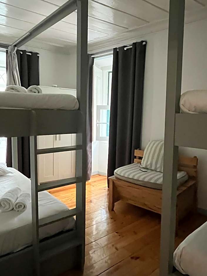 Alface Hall Hostel & Bar