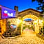 Alaroof Hotel