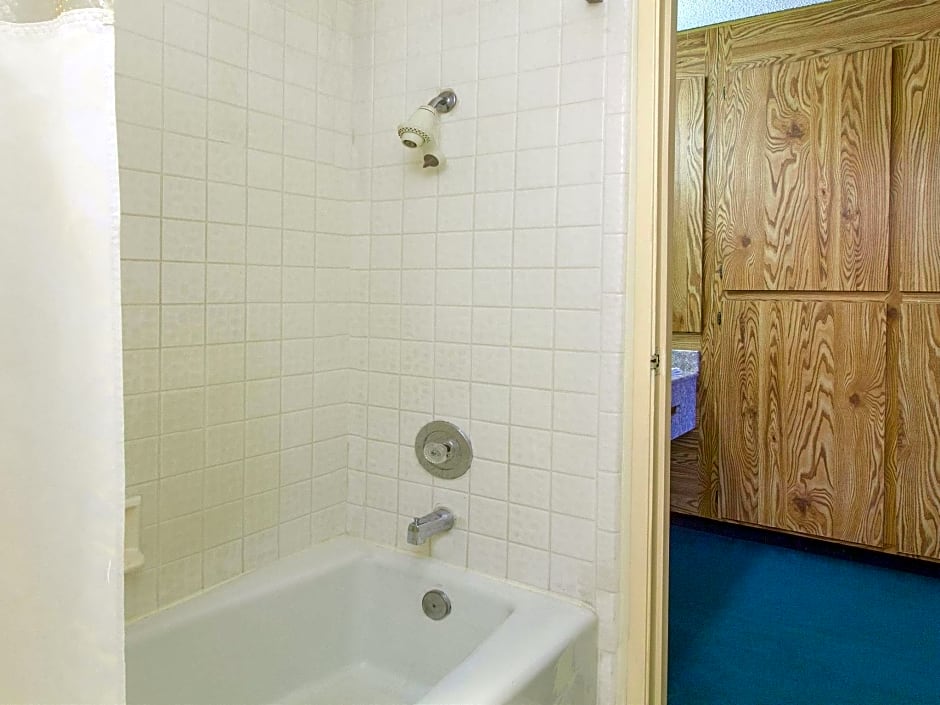 America's Best Value Inn & Suites Bakersfield Central