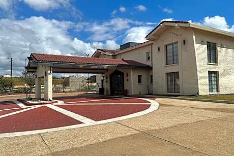 Super 8 by Wyndham Nacogdoches Near University