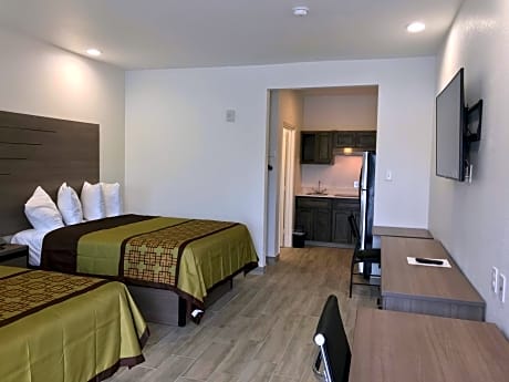 Queen Suite with Two Queen Beds and Kitchenette