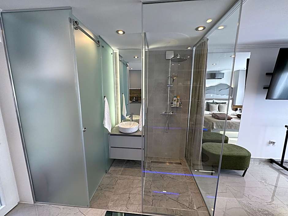 La Luna Petite Suite Deluxe Apartment with Pool & Jacuzzi, Bikes and Secured Parking
