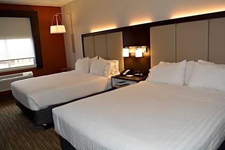 Standard Queen Room with Two Queen Beds and Mobility Accessible Tub